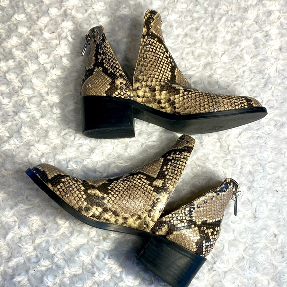 Steve Madden booties size 7.5 leather snakeskin pointed toes - Picture 1 of 11